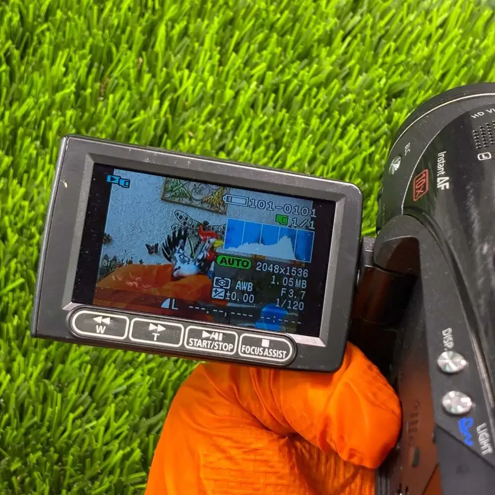 Canon VIXIA HV30 HDV 1080i Camcorder with Battery and Charger